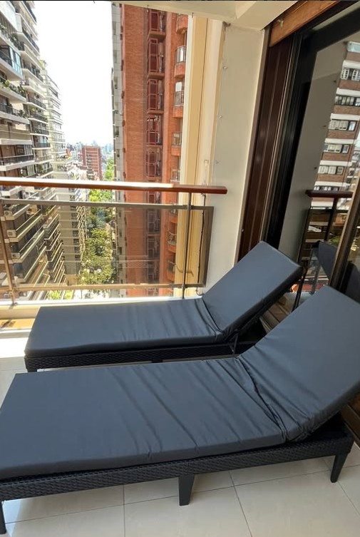 Reposeras en balcón