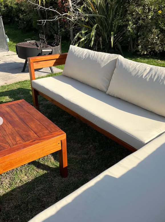Sillón de jardín con mesa ratona