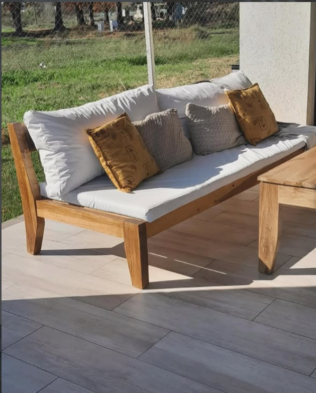 Sillón con almohadones mostaza