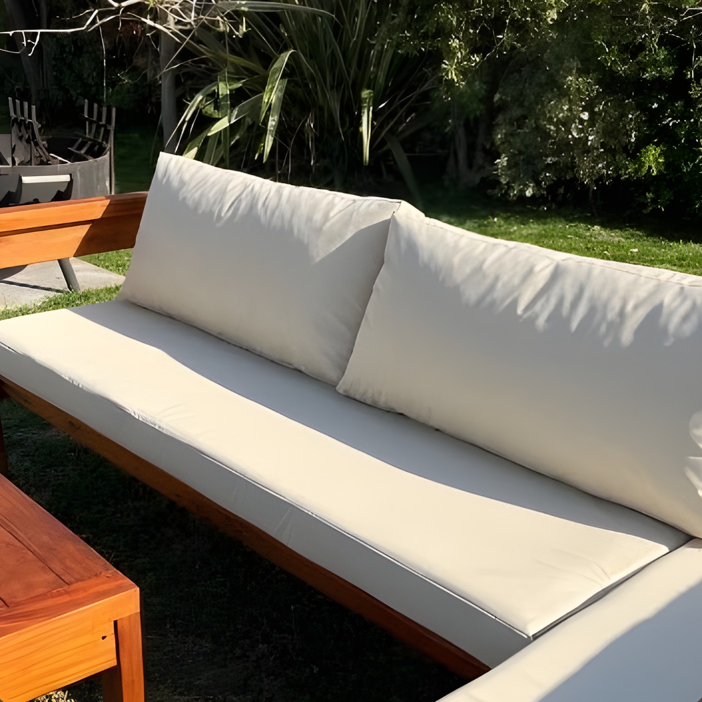 Respaldo relleno de copos de goma espuma en un sillón de madera